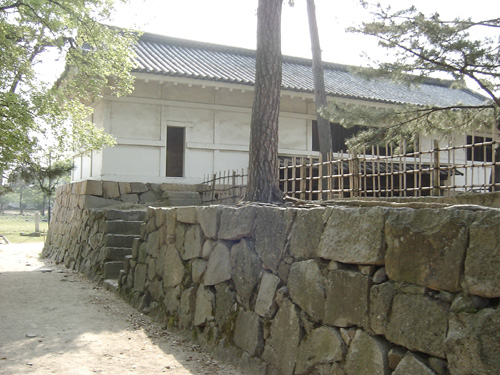 本丸北側から見た筋鉄門。往時は多聞櫓が建てられていた。