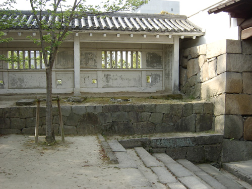 筋鉄門番所跡。門の脇には番所があったが、現在は模擬の建物が建てられている。