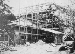 復興建設中の月見櫓