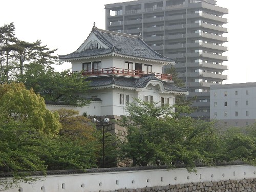 東側に高層ビルが次々と建設され、景観は失われつつある。