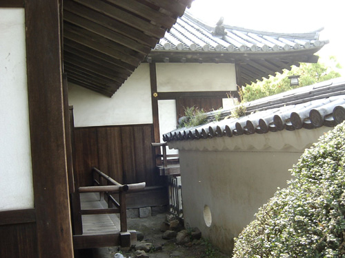 西側より