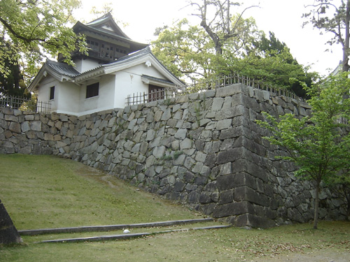 馬出門枡形から見た鐘櫓