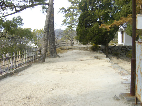 本丸内、南側の多聞櫓跡から見た櫓台