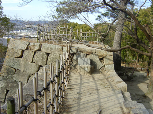 南側の多聞櫓跡から見た櫓台