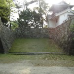 右手に火打櫓が左手に馬出門が建てられていた。