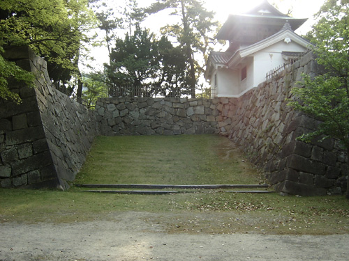 右手に火打櫓が左手に馬出門が建てられていた。