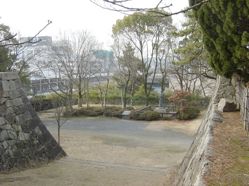 馬出門跡から見た二の丸。右手に阿部正弘像が見える。