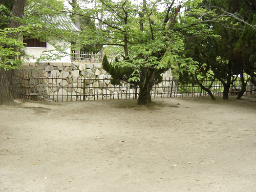 本丸から見た馬出門跡