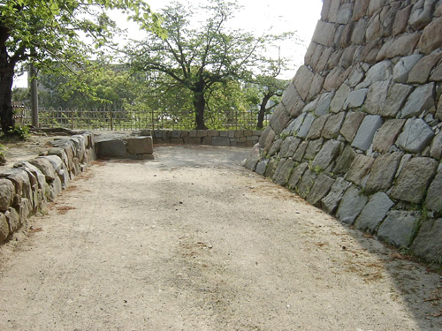 塩櫓から見た玉櫓。