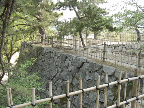 棗門付近から見た塩櫓