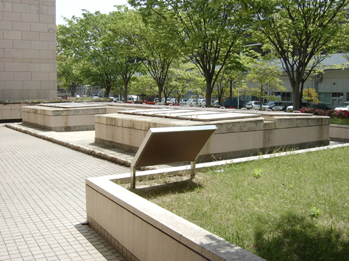 西門の番所跡。範囲が石枠で示されている。