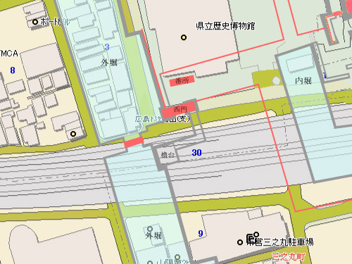 現在の地図に福山城の推定位置を重ねている。