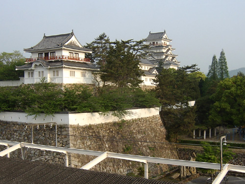 福山駅から見た鏡櫓（中央）