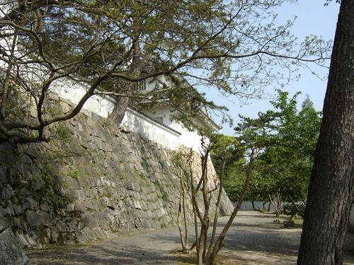 明治初期の鏡櫓（中央）。
