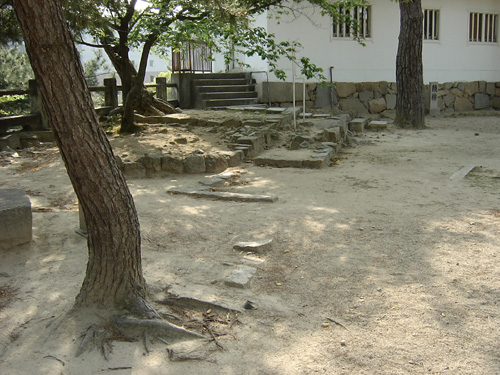 多聞櫓跡から見たの鏡櫓。