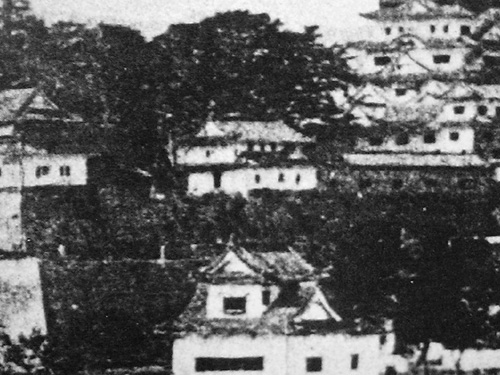明治初期の鏡櫓（中央）。