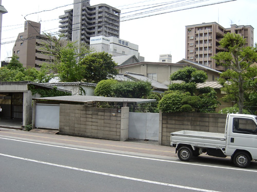 東側から撮影。手前の道路が外堀となっていた。