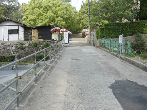 三の丸跡から見た東坂口門方向。