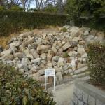 西坂口門跡付近から虎口跡を見渡す