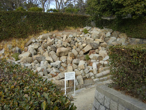 西坂口門跡付近から虎口跡を見渡す