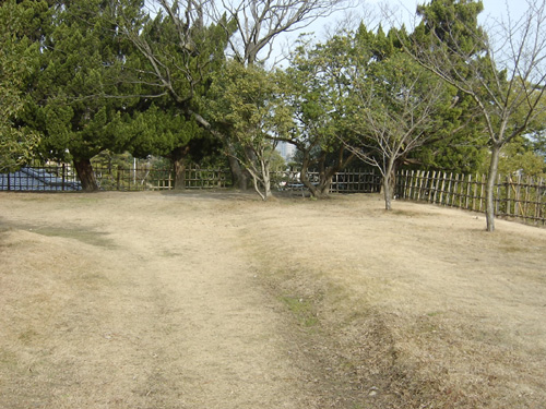 二の丸上段から見た櫓跡。