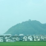 国道128号線から見た神辺城跡